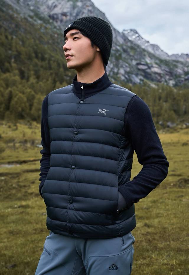 供 刺绣款 羽绒马甲 ‘ 始祖鸟 25冬款上新 羽绒马甲 ，专柜经典款 预寒神器 百搭款， 80白鸭绒 大朵蓬松 配有检测报告 科技御寒，专对亚洲人体设计 肩颈