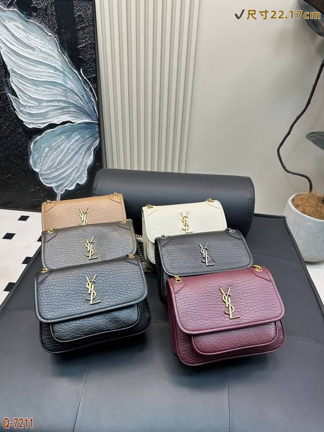 小号 全套包装 圣罗兰Ysl迷你 小号邮差包 千呼万唤的法棍 Niki终于到货啦 石头纹皮料软糯质感进口皮料！ 超有夏天的感觉～ 尺寸22.17Cm