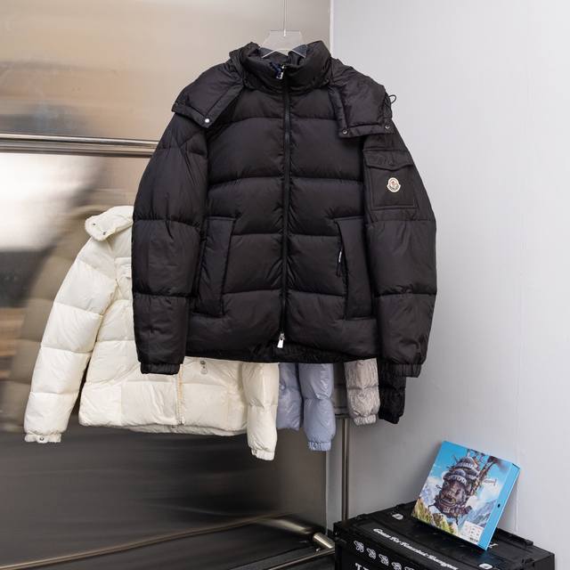 特级羽绒Moncler Couyere 连帽可脱卸.可变立领夹克 男士连帽短款羽绒夹克外套.原谅我晚来了许久.市面成品面料没有找到令我满意的.定制原厂替换面料耽