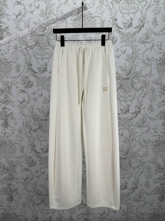 Miumiu 25Ss新款休闲长裤 松紧腰带的设计 口袋处带有Miumiu标识 白色 高版本 码住：S.M.L.