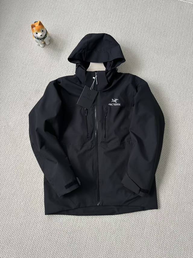 报单款号11041。 Arcteryx 始祖鸟 24Ss秋冬三合一可拆卸保暖抓绒内胆冲锋衣户外防风拼色夹克外套 三合一可拆卸加厚保暖外套 一衣多穿！它是针对严酷