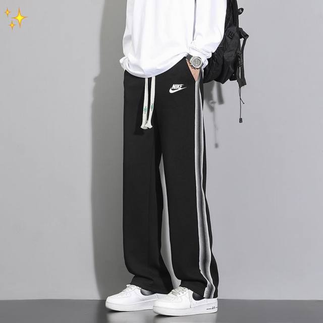 上新 Nike耐克 24秋季新款拼色品质宽松运动休闲潮裤 采用全新面料 上身凉爽不沾身 腰部为松紧带设计 大小可调 松紧自如 裤脚部直筒设计 更加休闲随意 大厂