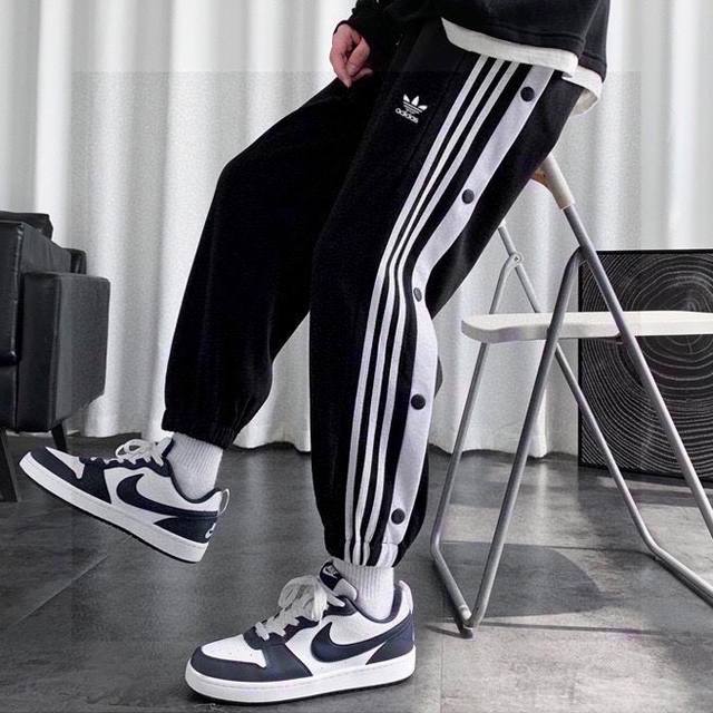 上新 加绒款 Adidas 阿迪达斯三叶草休闲束脚排扣裤情侣款卫裤 这条裤子我就不用多说了 之前卖爆全网的同款排扣运动阔腿裤居然出了束脚款 看图就知道有多显腿长