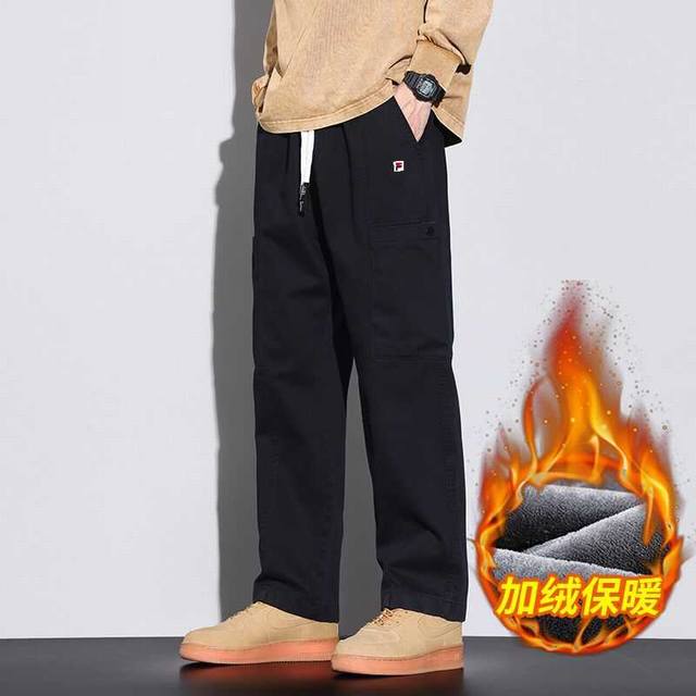 上新 加绒加厚 Fila 斐乐冬季海外版情侣限定美式高街复古直筒户外全棉加绒加厚敞口工装裤长裤。 整条裤型采用多个工装口袋设计，个性时尚，袋口经典刺绣Logo，