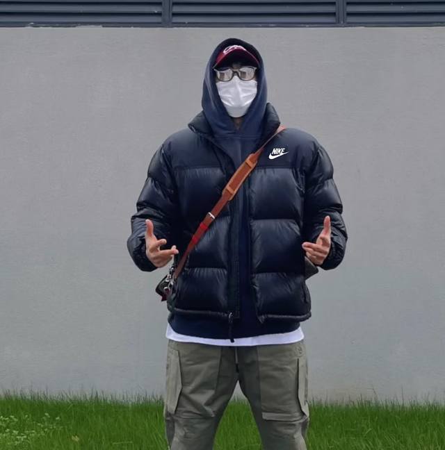 上新 Nike基础款羽绒服 必须是羽绒服白鸭绒90% 大厂库存压力大特价出售品质绝对够用 韩国科视烫印花版本！版型宽松非常百搭！厚度如图 大厂做工必须到位 品质