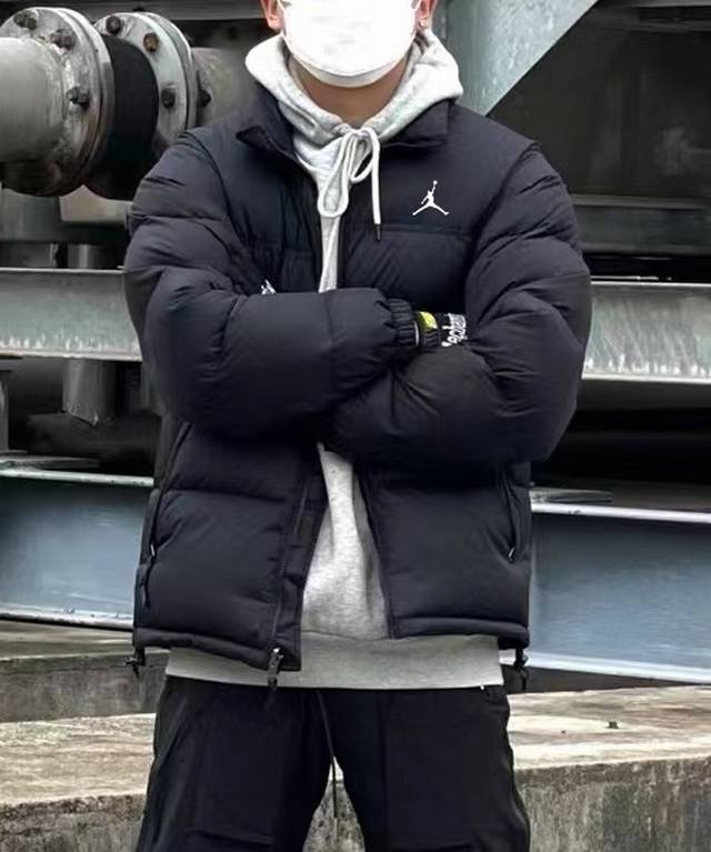 上新 Aj飞人美版羽绒服 必须是羽绒服白鸭绒90% 大厂库存压力大特价出售品质绝对够用 韩国科视烫印花版本！版型宽松非常百搭！厚度如图 大厂做工必须到位 品质高