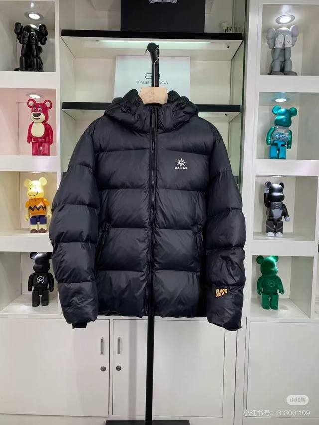 白鸭绒 Kailas凯乐石 黑金羽绒服 2025新款户外鸟家白鸭绒短款轻量连帽羽绒服连帽750蓬男羽绒服耐磨且保暖 Thorium夹克的标准款式设计简洁流 畅，