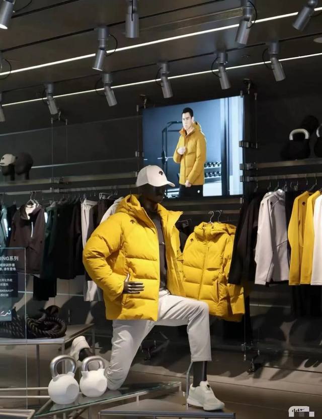 上新 专柜最新款！Descente 迪桑特男款户外加厚连帽保暖夹克棉服！ 专柜最新款！Descente 迪桑特男款户外加厚连帽保暖夹克棉服！ 无敌好穿的一款具有