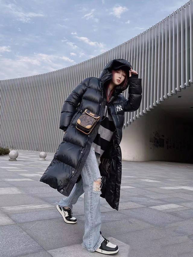 上新 Mlb最新款经黑金长款羽绒服连帽男女情侣款 明星同款大捡漏 姐妹们快来薅大羊毛！买买买！超划算！ 90鸭绒+热反射！ 黑金羽绒服内有热反射拼接能够有效降低