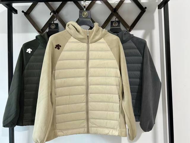 迪桑特连帽羽绒服#Descente 迪桑特 Fw23新品无性别短款简约保暖B1323连帽羽绒服外套 羽绒采用国标90白鸭绒填充 并设有经典长方格绗缝 确保内里羽