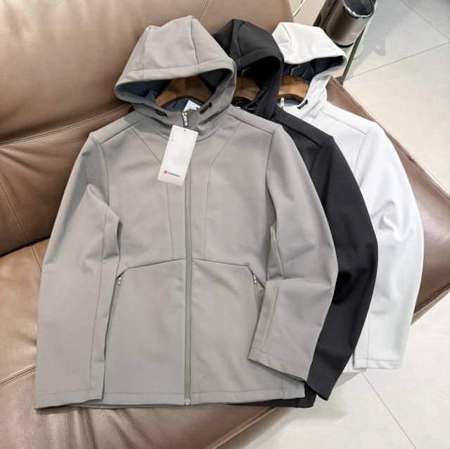 Lululemon露露款式风格，软壳加绒连帽 面料升级 严格筛选，面层78的锦纶22的氨纶，底层94的聚酯纤维5.6的氨纶 外层360克星光皱软壳，内里复合密密