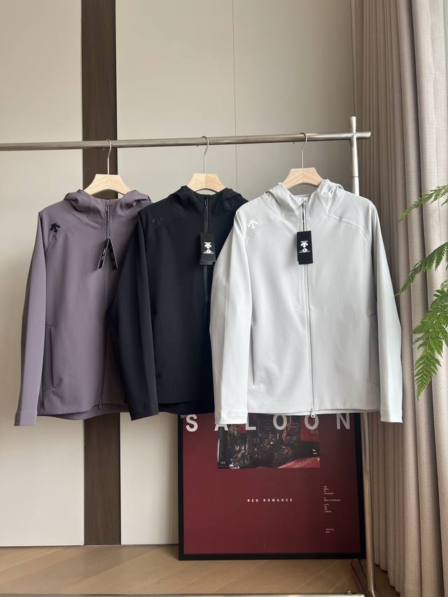 每个男人必备一条软壳，多功能冲锋衣外套！！！游玩首选 这件软壳可以说是全天B1336候战衣，作为福利，你们懂得，为什么要选择它？我来给兄弟们说下大概功能。黄金周