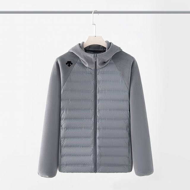 Descente迪桑特国标90绒 男女同款运动休闲羽绒服短B1336款轻薄羽绒服 迪桑特的火爆程度大家毋庸置疑 火爆程度和始祖鸟不相上下 经典的款式 独具一格的