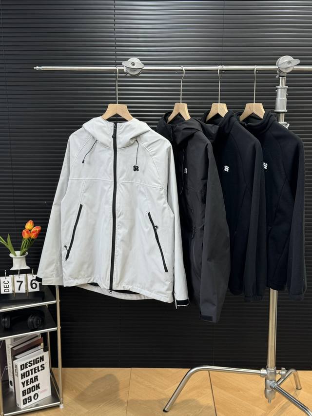 三合一版本 可隆25Ss秋冬新款石墨烯连帽休闲冲锋衣三合一外套，户外运动系列必备经典款，上身帅气百搭不挑人，休闲运动均可驾驭，经典永不过时绝佳春季出行穿搭必备单