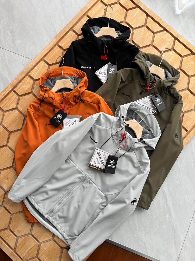 Mammut 猛犸象秋冬连帽软壳衣：一衣穿遍春秋，自在横跨山野与城郭 春秋穿搭的终极答案，藏在凯乐石这件多功能软壳衣里。以专业户外基因适配日常场景，让每一次出行