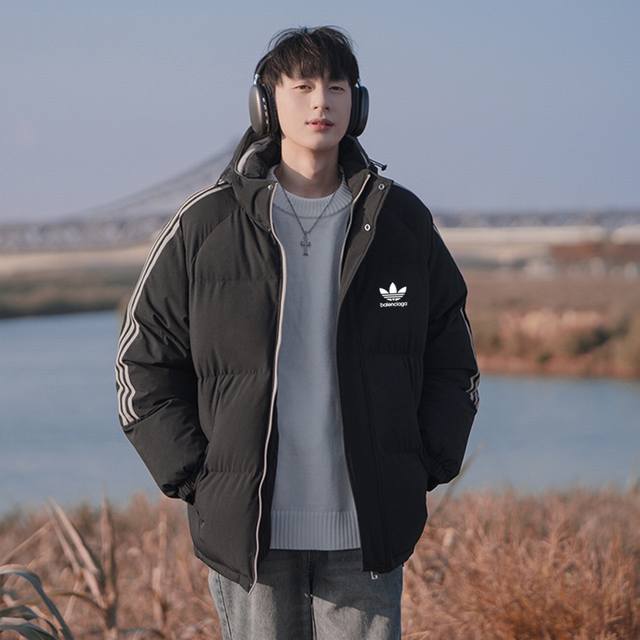 Adidas 阿迪达斯&Balenciage 巴黎世家联名羽绒棉服外套，男女同款，独家爆款，冬季衣橱必备的一款人气棉衣， 上身超级好看！ 纯天然手塞羽绒棉填充，