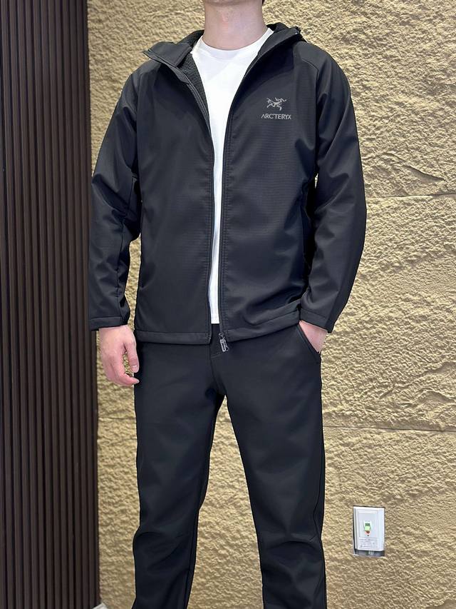 始祖鸟25年秋冬新品，户外情侣款连帽加绒软壳冲锋衣夹克！ 这款软壳冲锋衣无论是版型还是工艺，一看就不是那种普通货色！整体是户外山系风的定位！既能满足与我们日常、