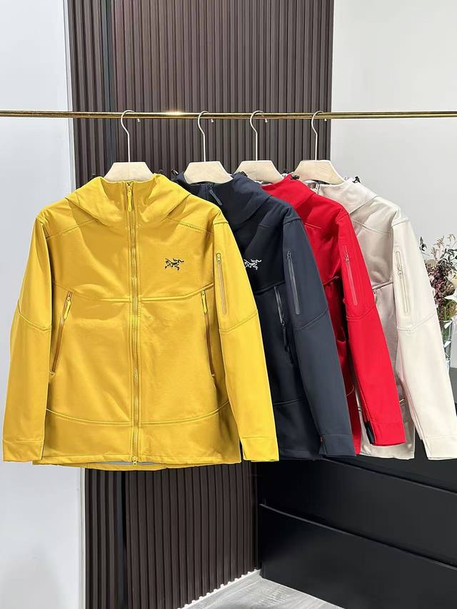 畅享户外，品质之选品质卓越： 始祖鸟软壳冲锋衣 采用高品质的面料，具有出色的防风性能，能有效阻挡户外的强风侵袭，为你提供温暖的防护。同时，它的防水功能也十分可靠