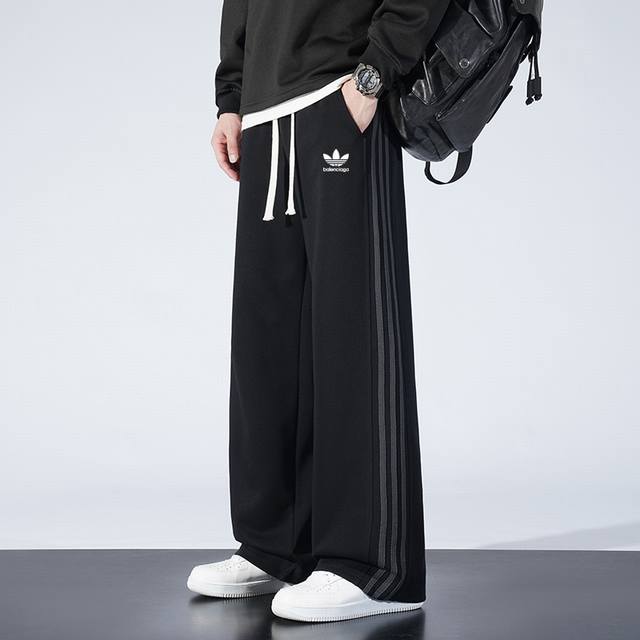 巴黎世家三叶草联名 卫裤，运动裤海外版25Ss新款休闲裤，拖地裤 今年最流行面料 上身非常简单帅气有型的一款裤子 男女情侣款都能轻松驾驭. 面料质感非常柔软舒适