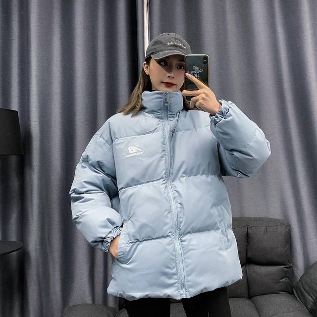 New Balance 新百伦冬季新款男女款羽绒棉服！爆款上新！冬季衣橱必备的一款人气棉衣， 上身超级好看！ 纯天然手塞羽绒棉填充，每个部分充棉饱满 给人温暖的