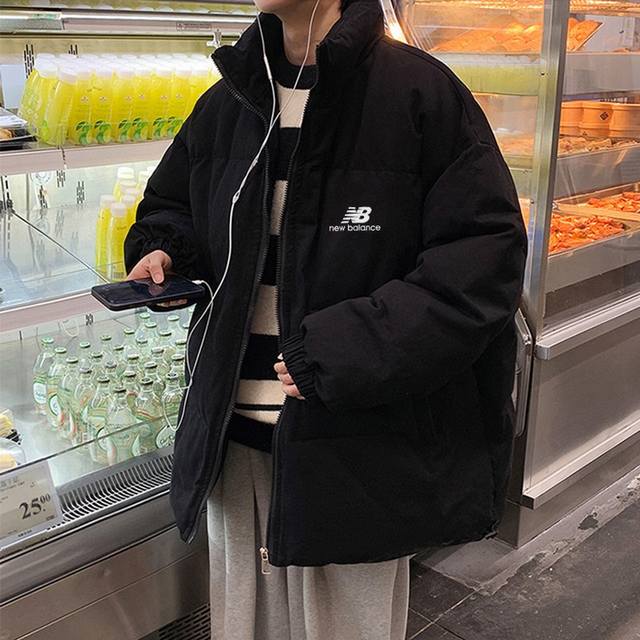 New Balance 新百伦冬季新款男女款羽绒棉服！爆款上新！冬季衣橱必备的一款人气棉衣， 上身超级好看！ 纯天然手塞羽绒棉填充，每个部分充棉饱满 给人温暖的