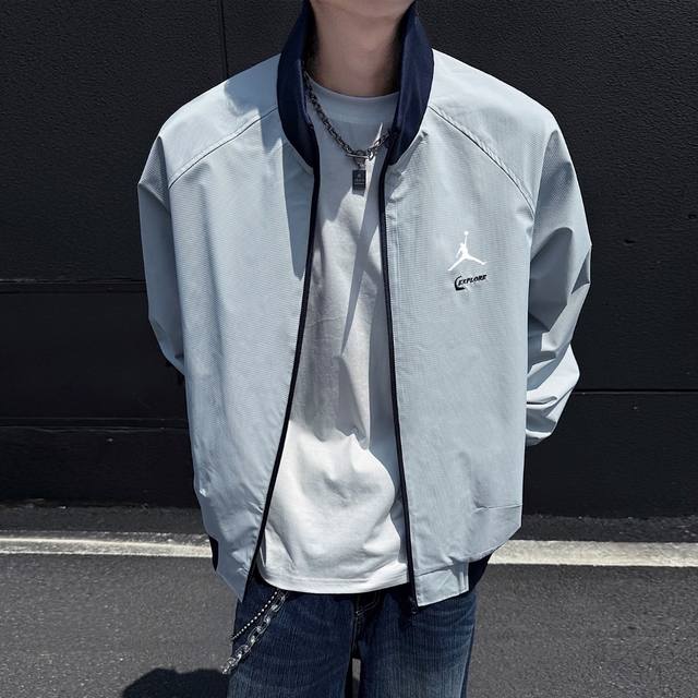 上新: 2025冬季新款乔丹经典款夹克！高端大气不脱落 袖口 袖子更是锦上添花 手感细腻又极具质感 精致做工 原汁原味。 千万不要错过 宽松版型 任意搭配！时尚