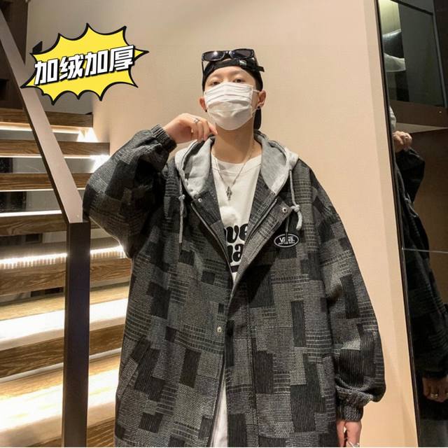 Vans 万斯 冬季专柜限定 加绒加厚 花格子撞色连帽牛仔夹克外套，男女同款。 万斯冬季最新系列外套，采用各种不规则花格子纹底，胸前万斯立体贴标Logo，领口处