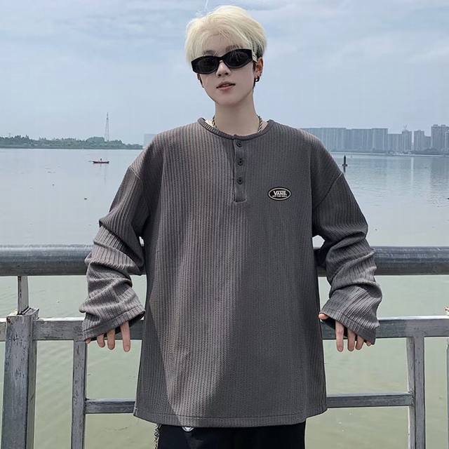 Vans 万斯 海外版限定亨利领肌理感长袖polo衫套头卫衣上衣，男女同款。 Ins小红书教你搭配上身，春秋新品首发，版型宽松，修饰身型且舒适有型，近年来深受欢