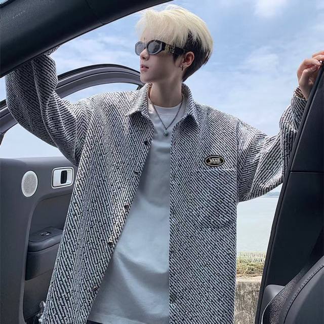 Vans 万斯 海外版限定纯色Bf条纹翻领长袖衬衫外套，男女同款。 采用Bf条纹纹路面料，个性时尚，搭配万斯立体Logo贴标，绝对的高品质 你永远缺少一件百搭衬