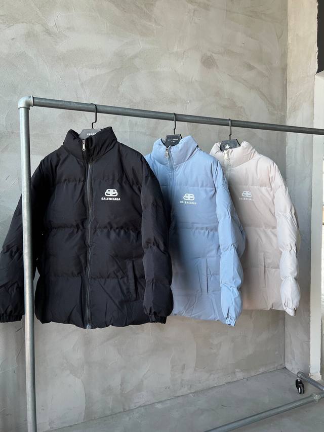 上新 新品基础款棉服』高纯度手塞棉填充,冬季永不下架,三标齐全,Balenciaga 巴黎世家基础面包棉服，面料已做涂层，防风保暖，袖口松紧设计，内里双层内胆