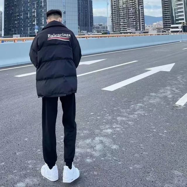上新 ---------- Balenciaga 巴黎世家 Ss 经典印花复古基础款羽绒棉面包服 网红爆款 情侣必备单品 网红明星同款 必备单品 小暗格Cp材质