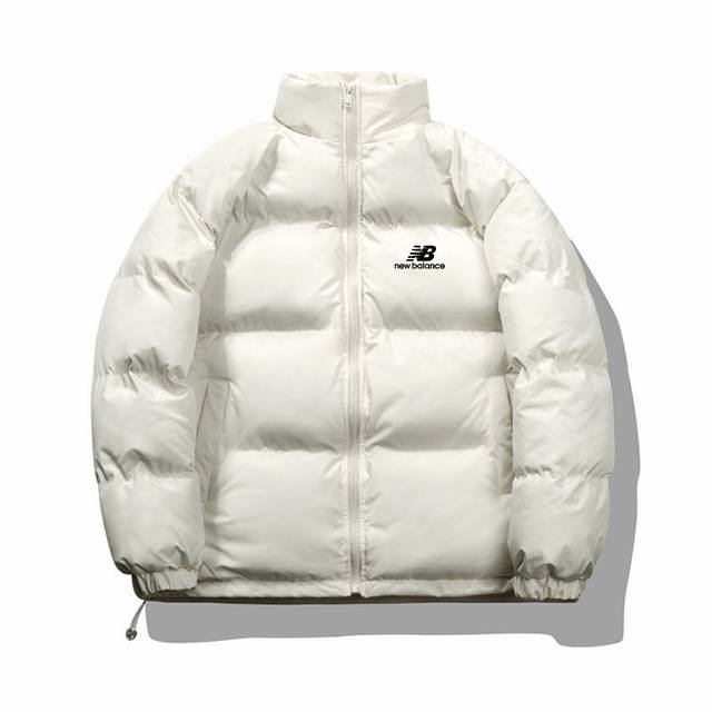 上新 新百伦 冬季无帽立领美式加棉加厚棉衣外套 一件宽松的棉衣 上身超级有型 塑造出潮咖形象简约不复杂 区别于传统棉服的蓬松感 在一载体上叠加重合 只为呈现别致