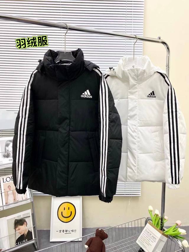 白鸭绒 Adidas阿迪达斯25冬季连帽羽绒服外套帽子可拆卸 阿迪卖的最火最经典的一款，不挑人不挑身形。男女都可轻松驾驭。也不用过多介绍的一款白鸭绒羽绒服 一个