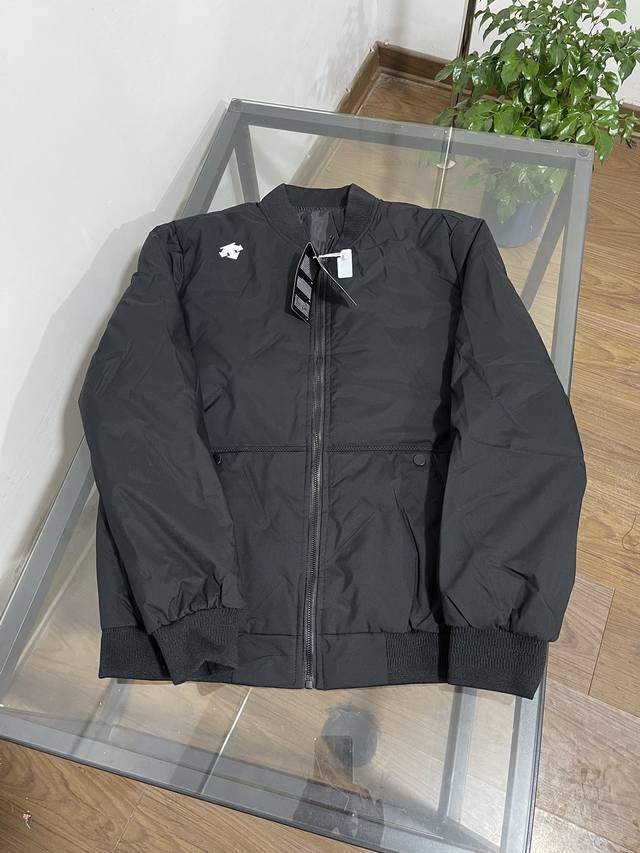 Descente迪桑特24冬季男士商务立领保暖羽绒服 这款羽绒服是迪桑特高端系列。商务针织立领羽绒服采用优质羽绒填充与防钻绒内里，这种面料具有防风功能！外层面料