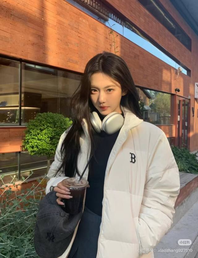 模特图 Mlb 纽约洋基队纯色运动休闲保暖防风刺绣小Logo宽松拉链长袖立领羽绒服 男女同款 Mlb是韩国F&F旗下街头生活运动品牌 有26年经典传统，是街头文