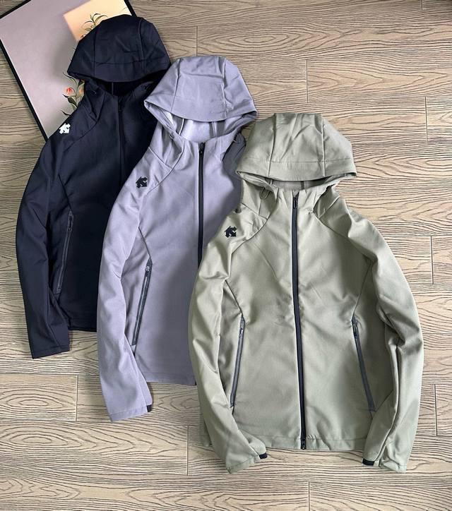 迪桑特硅胶立体综训练男士加绒防泼水运动健身梭织连帽冲锋衣外套。 采用功能性质感防风防水户外面料，正宗的高端货！内B1264里复合科粒绒，更加御寒保暖！全包边走线