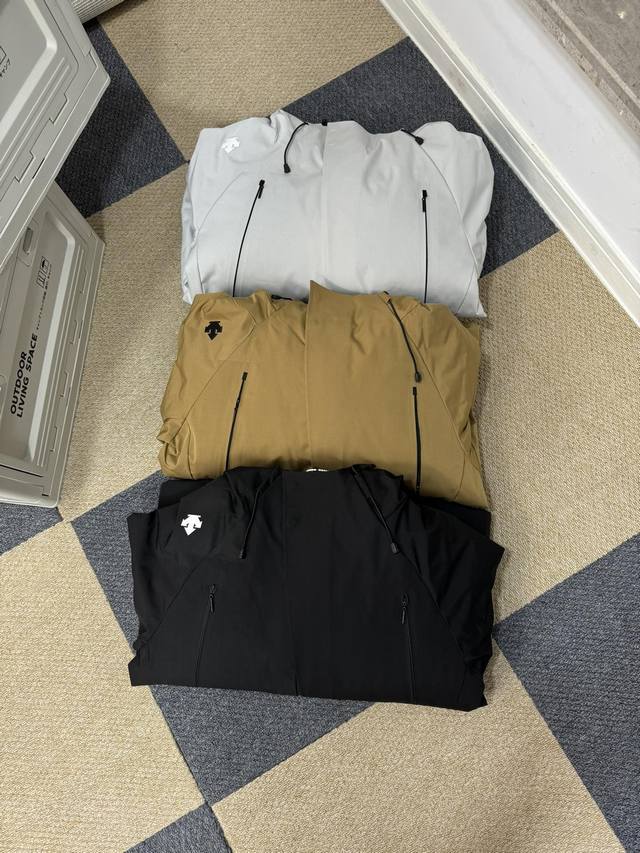 上新 迪桑特 Descente冬款户外保暖连帽棉服外套 -Color：黑色 白灰 卡其 -Size：M L Xl 2Xl 3Xl 冬款棉衣上新，迪家家柜款版型，