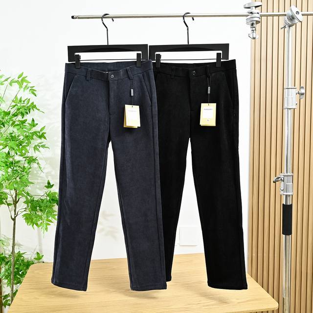 巴宝莉Burberry2025年秋冬季 新款战马加绒条绒微弹商务休闲西裤， 走秀版时尚男士冬季加厚修身西装裤， 绝对会让你帅气十足 专柜同步， 经典斜插口袋款式