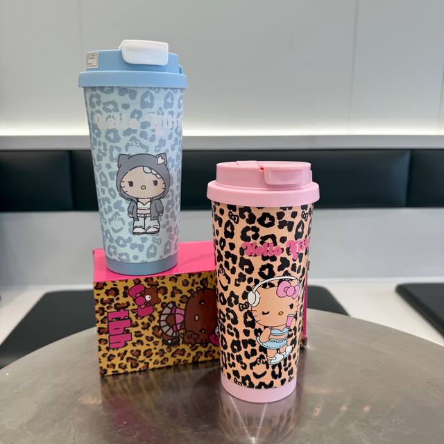 野兽派X黑皮豹纹Kt随行杯 和冬天很搭的黑皮Kt，出门带着刚刚好，太好看啦这一波合作款，随行杯是线下快闪店限定 ~~好喜欢都难以割舍，那就全收了吧，容量500M