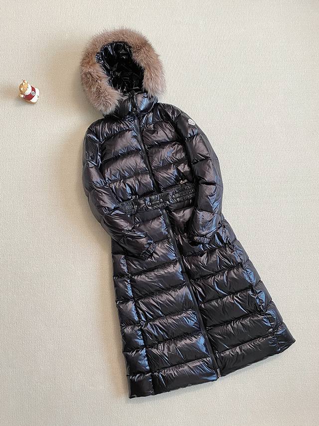 报单款号10315. 顶级原版90绒，支持芯片感应！ Moncler 蒙口Hudson秋冬经典款加长款收腰羽绒服。 超大帽子，超大毛领，原单品质！ 无论南北方都