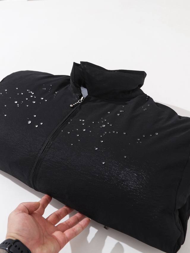 Acne金属褶皱羽绒服 定做褶皱尼龙面料 金属颗粒光泽感非常强 内里蓝色微褶舒美绸面料 内里填充80白鸭绒 全套辅料细节原版一致开模定做 经典惠灵顿版型 上身帅