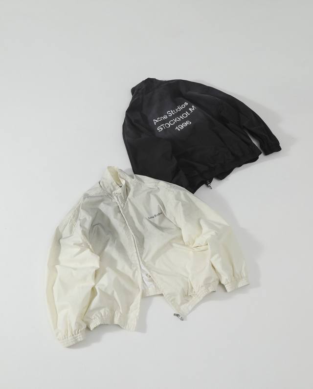 Acne新款做旧1996夹克 胸前字母采用固体印花后背渐变做旧工艺，增加视觉层次感 双层面料外蹦才用梭织面料内里网眼冲孔透气内里！ 版型方面选用大胸围立体运动版