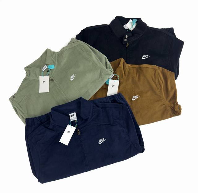 耐克Nike灯芯绒工装情侣款外套！ 订购原版开模 历时一个月终于出货了 这款经典外套无需过多介绍，海内外明星几乎人手一件，上身高端大气街头感十足。 随意翻翻街拍