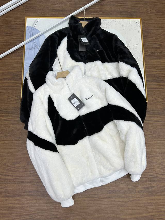 25Ss新款立领男女同款秋冬新款男女同款兔毛双面穿耐克新品爆款双面穿情侣外套棉，无论是版型还是颜色，都经过精心设计。黑色与白色，经典百搭，兔毛内里，温暖如春 采