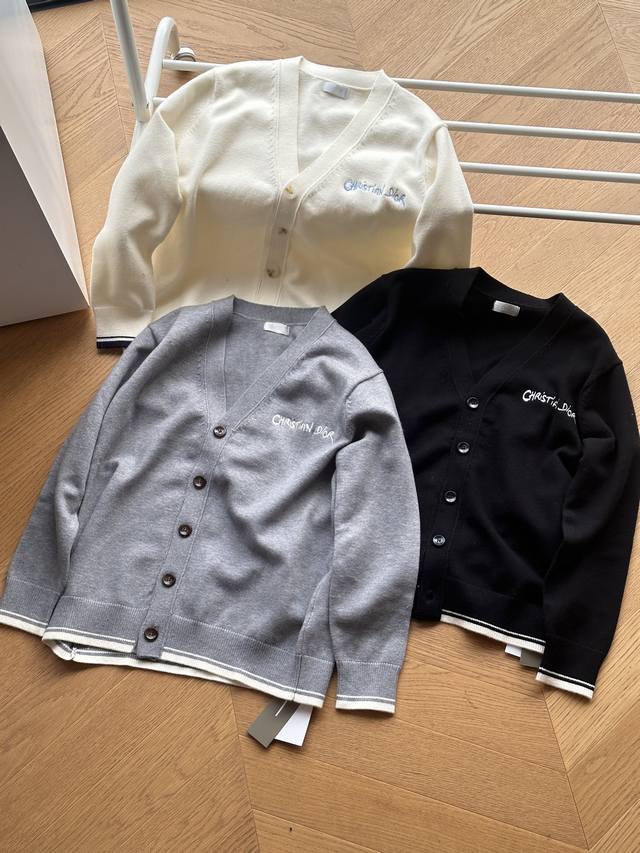 供 Dior迪奥 纯色条纹V领宽松单排扣长袖针织衫 黑色 灰色 米白 M~Xl 得物在售9000，定制原版含羊绒混纺面料，触感柔软舒适，低调奢华，可以驾驭任何场