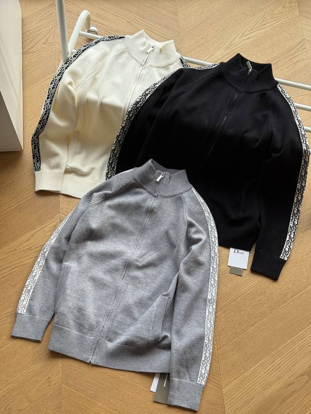 供 Dior迪奥 侧边条纹 立领毛衣开衫 灰色 黑色 米白 M~Xl 得物在售9000，定制原版含羊绒混纺面料，触感柔软舒适，低调奢华，可以驾驭任何场合，无敌百
