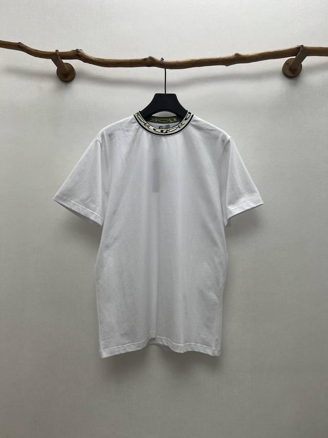 迪奥 25Ss新款 T 恤是二零二五秋季男装系列新品，来自 Dior And Lewis Hamilton 限定系列。采用白色棉质平纹针织面料精心制作，罗纹领口