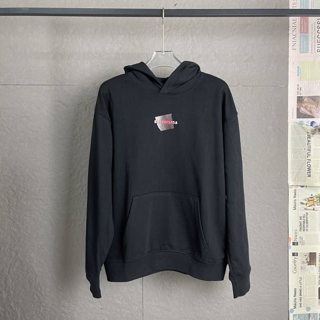 Balenciaga 巴黎小字母连帽卫衣 布面干净.布纹清晰，柔软舒适。螺纹釆用定染无色差。胶带采用进口透明胶压印。效果立体。还原砖柜, 版型釆用Os宽松落肩版
