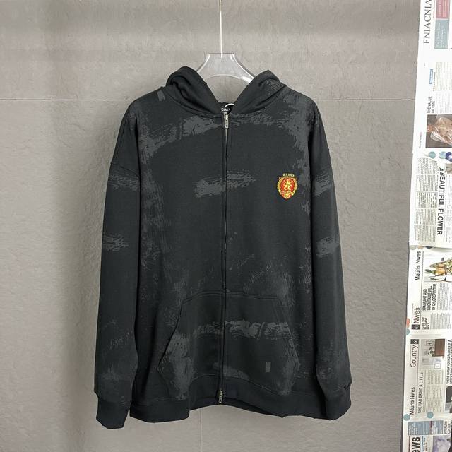 A79 高品质 巴黎世家 Balenciaga Blcg 24Fw 曼联刺绣重工水洗泥染拉链开衫连帽卫衣 轻奢主义 男女日常通勤穿搭必备单品正确版本欢迎对比详细
