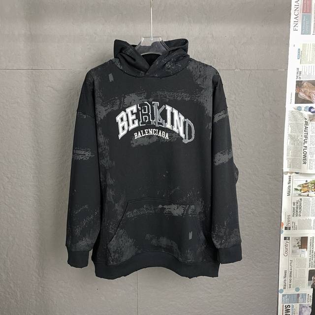 款号：A97 高端版本-Balenci*Ga 巴黎新款印花+立体刺绣连帽卫衣 毋庸置疑又是今年的一大爆款 第一时间购入原版打版 前幅胶带字母采用进口康丽机直喷印